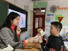 他们对着它古语、倾抱怨衷